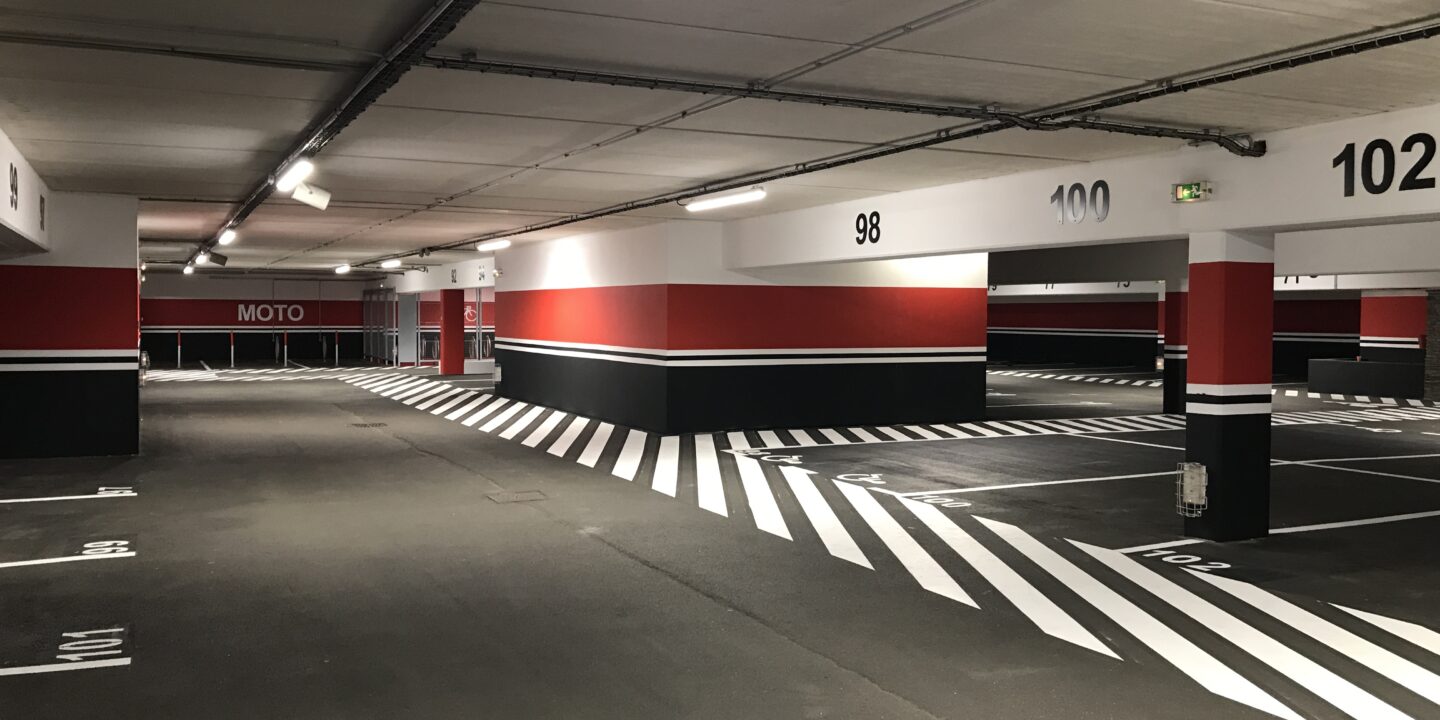 Marquage au sol peinture, circulation piétons, places de parking.