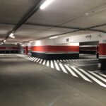 Marquage au sol peinture, circulation piétons, places de parking.